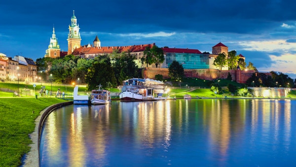 Krakow, Polen - 27. august 2016: Wawel-slott i Krakow med elven Vistula, Polen