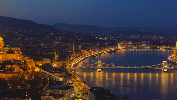 Panoramisk bybilde over Budapest med landemerker som Chain Bridge, Parliament og Matthias- kirken. Panoramisk kompositt med 4 bilder.