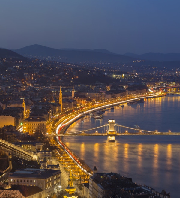 Panoramisk bybilde over Budapest med landemerker som Chain Bridge, Parliament og Matthias- kirken. Panoramisk kompositt med 4 bilder.