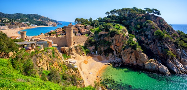 Tossa de Mar, de historiske gamlebymurene og sandstranden på Costa Brava middelhavskysten, Catalonia, Spania