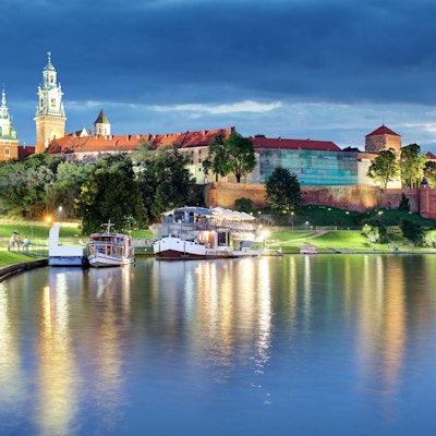 Krakow, Polen - 27. august 2016: Wawel-slott i Krakow med elven Vistula, Polen