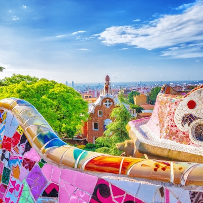 Barcelona, Spania. Nydelig fargerik utsikt over Park Guell - skapelsen av den store arkitekten Antonio Gaudi. UNESCOs verdensarvliste.
